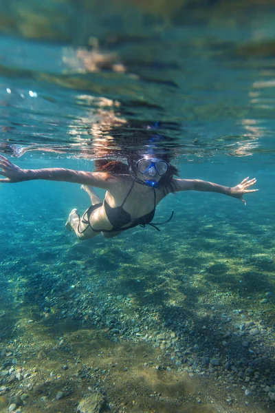 Snorkeling nő víz alatti fénykép — Stock Fotó