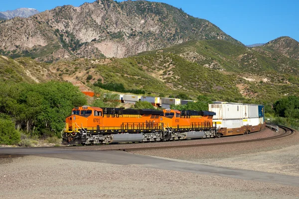 De trein passeert de uitlopers — Stockfoto