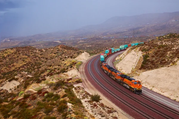 Tren grande que pasa por la curva —  Fotos de Stock