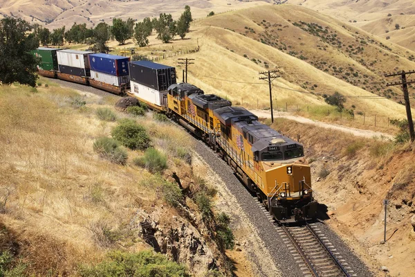 Los trenes diesel transportan contenedores de carga —  Fotos de Stock