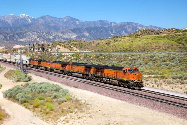 Motorové vlaky jsou přepravující kontejnery s nákladem — Stock fotografie