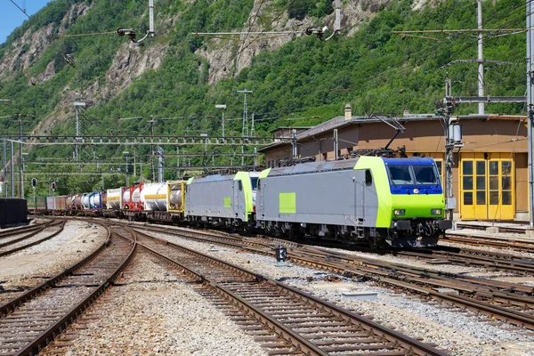 Blauwe trein met aardolie — Stockfoto