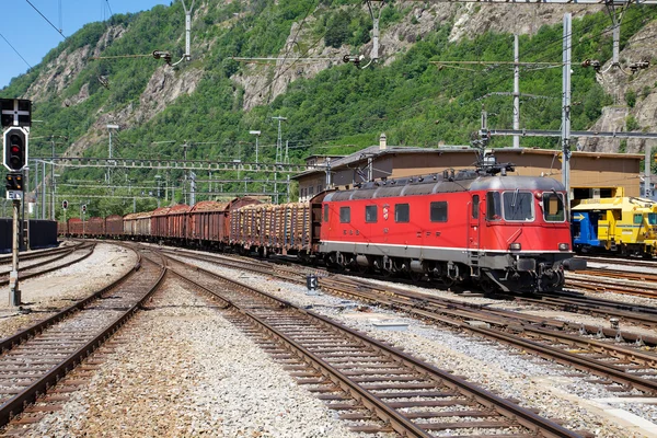 Tren de carga rojo en la estación —  Fotos de Stock