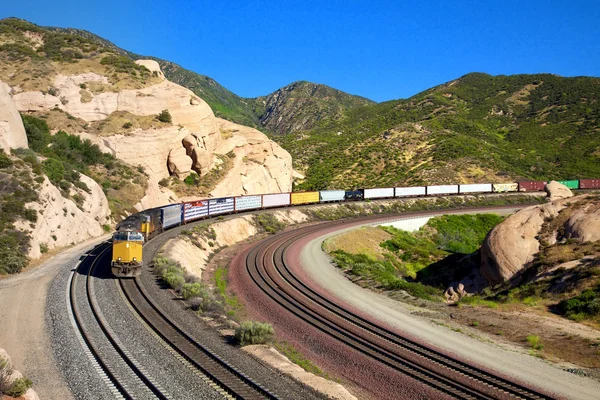 eğri ile geçerken treight tren