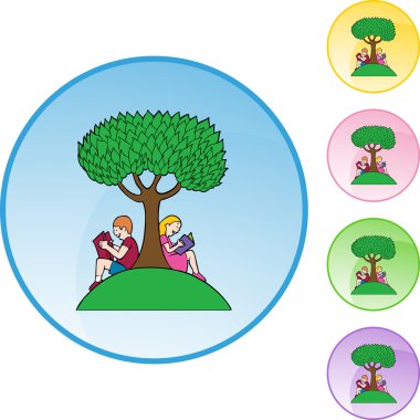 Erkek ve kız ağacın altında okuma