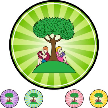 Erkek ve kız ağacın altında okuma