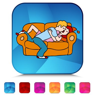 Çift kanepe parlak düğme kümesi üzerinde öpüşme