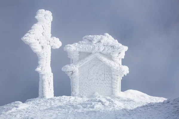 Césped Hay Una Iglesia Madera Cubierta Nieve Alto Las Montañas —  Fotos de Stock