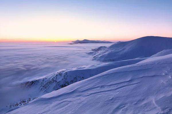 素晴らしい日の出だ 雪の白いピークを持つ高い山 雪のドリフトで霜の木で覆われたパノラマビュー 美しい空と自然の風景 地球の再生 — ストック写真