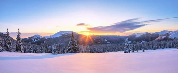 Impressionante Nascer Sol Altas Montanhas Com Picos Brancos Neve Uma — Fotografia de Stock