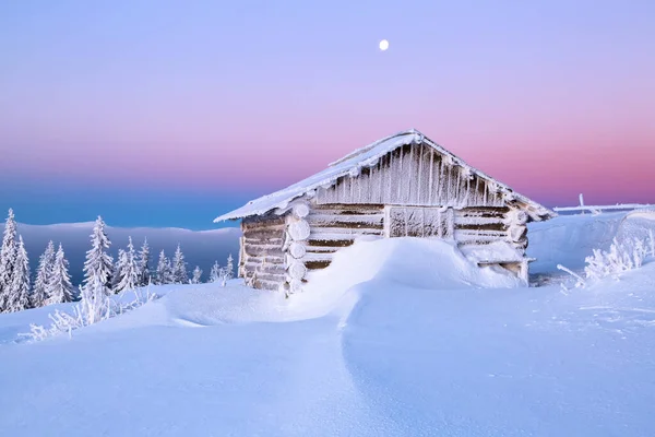 冬の風景 素晴らしい日の出だ 芝生の雪で覆われた古い木造の小屋 高い山や森の風景です 壁紙の背景 場所カルパティア ウクライナ ヨーロッパ — ストック写真