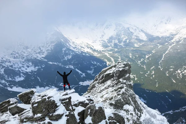 Paisagem Manhã Fria Inverno Feliz Turista Roupas Esportivas Está Beira — Fotografia de Stock