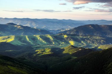 Muhteşem bir bahar manzarası. Güzel mavi gökyüzü olan dağ manzarası. Panoramik manzara. Turistik bir yer. İnanılmaz bir yaz dönemi duvar kağıdı arka planı. Doğanın yeniden doğuşu kavramı.