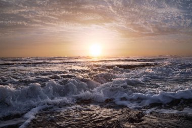 Meşhur Akdeniz 'de gün doğumu. Güzel bir deniz manzarası. İnanılmaz bir gün doğumu. Sabah manzarası. Köpüklü dalgalar. Romantik rahatlama yerleri Alanya, Antalya, Türkiye ve Asya