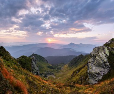 Gün doğumu. Sonbahar sabahı. Sonbahar sahnesi. Yüksek dağlı manzara. Panoramik manzara. Doğa manzarası. Turuncu çimenli çimenler. Sonbahar duvar kağıdı arka planı. Turistik bir yer Karpatya Parkı.