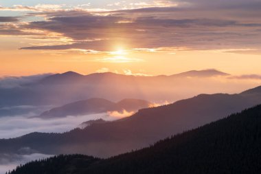 Bahar sisli sabahında güzel bir gün doğumu. Yüksek dağlı manzara. Panoramik manzara. Doğa manzarası. Duvar kağıdı arka planı. Karpatlar 'ın yeri, Ukrayna, Avrupa. Duvar kağıdı arkaplanı.