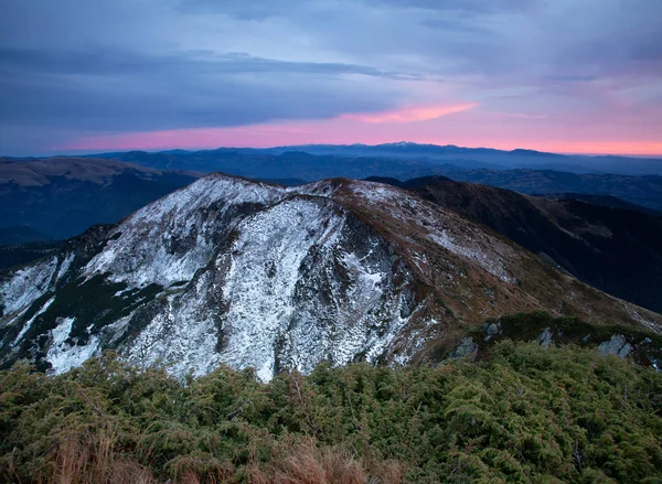 Poranny Krajobraz Wysokie Góry Łąki Pokryte Śniegiem Śnieżne Tło Krajobraz — Zdjęcie stockowe