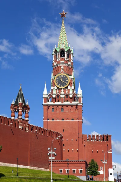 Een spasskaya toren van de muur van het kremlin, Moskou, Rusland. — Stockfoto