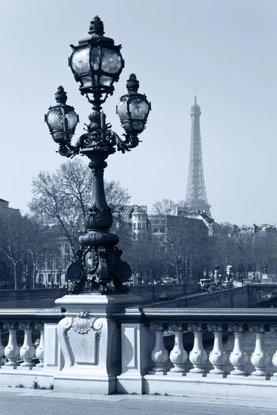 Straßenlaterne auf der alexandre iii-Brücke in Paris. — Stockfoto