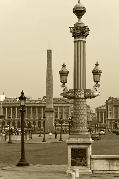 Piękne kolumny na Place de la Concorde. — Zdjęcie stockowe