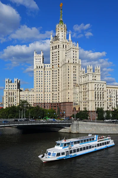 Stalins Empirestijl gebouw. — Stockfoto