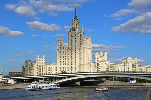 Stalin'in imparatorluk tarzı bina. — Stok fotoğraf