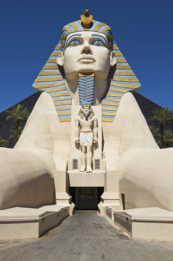 Luxor Hotel Las Vegas'ın önünde büyük Sfenks kopyası