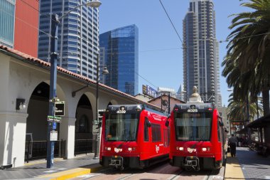İki kırmızı el arabası San Diego.
