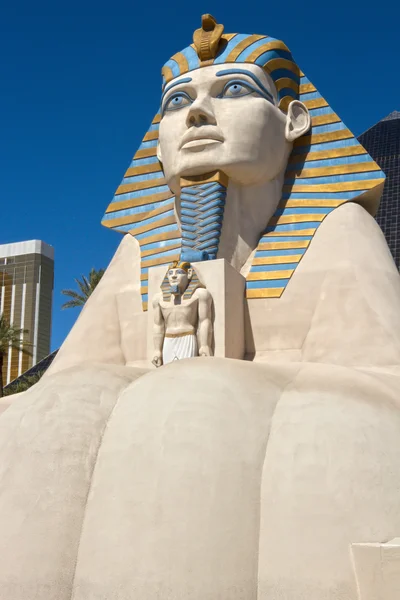 Replica of Great Sphinx in front of Luxor Hotel in Las Vegas — Stock Photo, Image