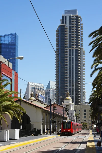 San Diego の駅で赤いトロリー ストックフォト