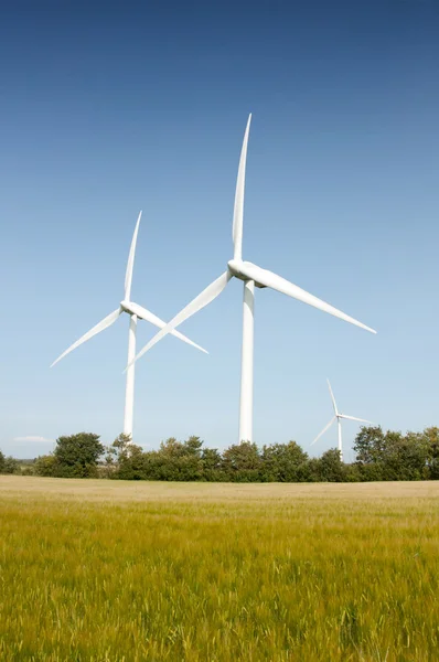 풍력 터빈과 푸른 하늘 — 스톡 사진