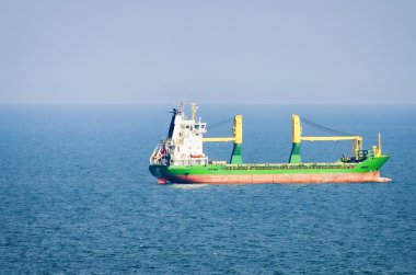 Denizde kargo gemisi