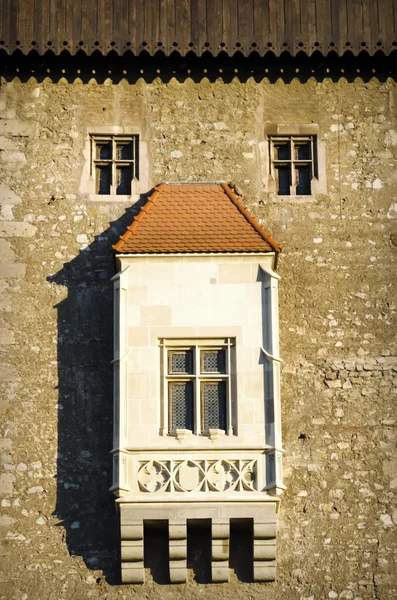 Vintage venster op de muur — Stockfoto