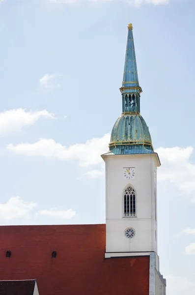 Chiesa vecchia sopra cielo blu — Foto Stock