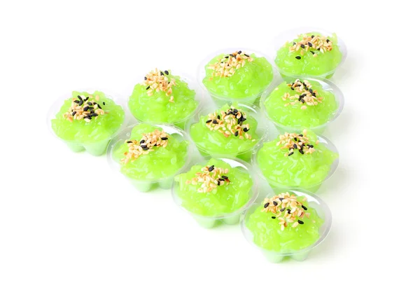 Triángulo de pandan con sabor a arroz gelatinoso translúcido dulce en el suelo blanco . — Foto de Stock