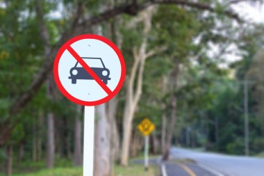 Araba trafik işareti bulanık arkaplanını girmiyor.