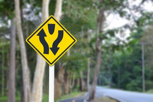 Splitsing Richting Verkeersbord Vervaging Achtergrond — Stockfoto