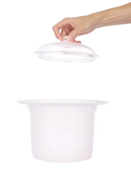 Hand offene Glasabdeckung aus Keramik-Dampftopf auf weißem Hintergrund. — Stockfoto