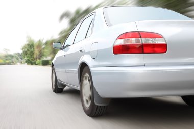 Bir araba sürüş hareket yolda hız.