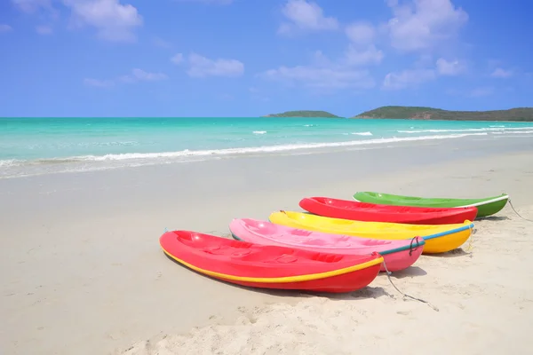 Birden çok renk diğer tropikal plaj üzerinde anlaştık..