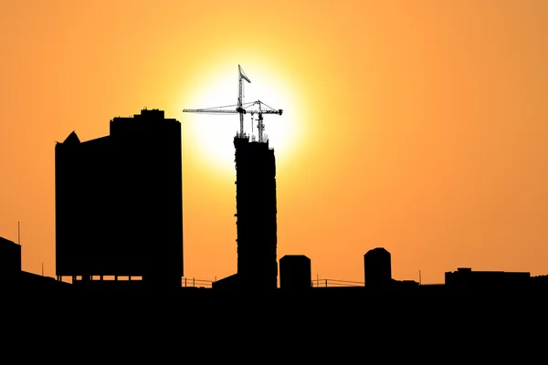 Zachód słońca i sylwetka Budowa miasta. — Zdjęcie stockowe