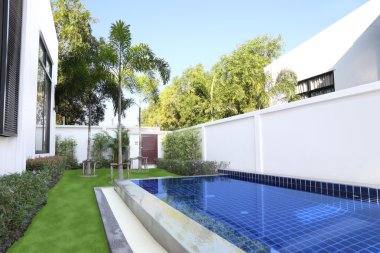 Tropikal havuz villa yaz mavi gökyüzü ile.