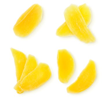 Beyaz bir arka planda kurutulmuş mango seti. Üst görünüm.