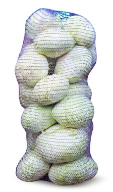 Beyaz arka planda yakın plan bir çantanın içinde lahana. İzole edilmiş