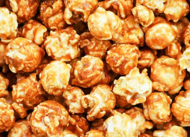 Karamelli patlamış mısır, yakın plan, patlamış mısır. Yukarıdan görünüm