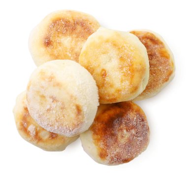 Donmuş peynirli krep, beyaz arka planda yakın plan, izole edilmiş yarı bitmiş ürünler. Yukarıdan görünüm