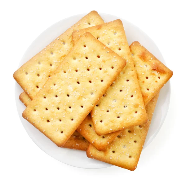 Oogsten van zoute crackers in een bord op een witte achtergrond. Bovenaanzicht — Stockfoto