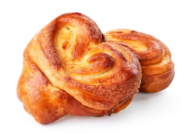 Çörekler hamur mayasından yapılmış, beyaz arka planda kalp şeklinde. İzole edilmiş