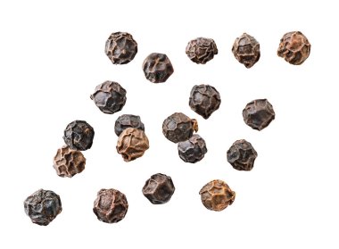 Siyah biberler beyaz arka planda uçar. İzole edilmiş