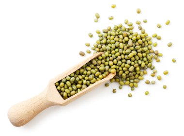 Beyaz arka planda ahşap bir kepçe içinde fasulye, izole. Yukarıdan görünüm